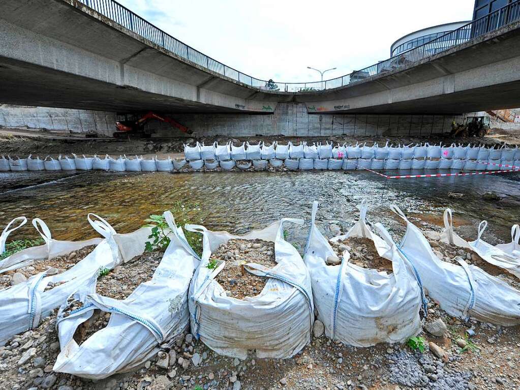 Die Kronenbrcke steht auch im August 2015 noch: Die Konstruktion selbst ist wohl voluminser als zunchst berechnet.