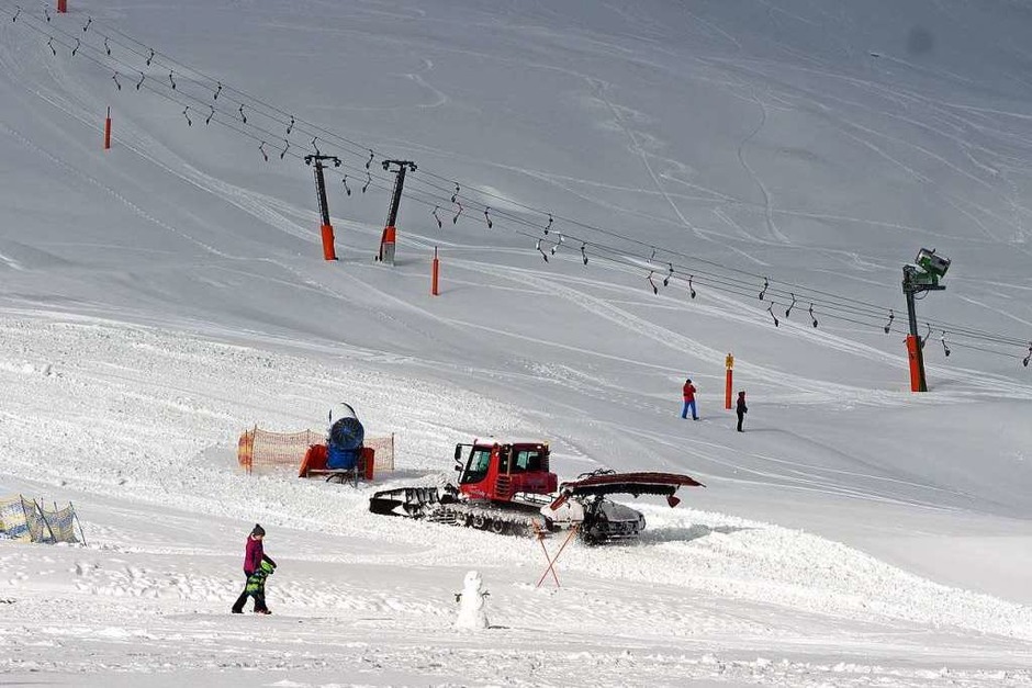 Pistenraupen ziehen ihre Bahnen, Schneekanonen laufen, Rodler und Langläufer sind schon in ihrem Element: Zum Start in die Wintersaison hüllt sich der Feldberg in eine rund 15 Zentimeter dicke Schneeschicht. (Foto: Susanne Gilg) Pistenraupen ziehen ihre Bahnen, Schneekanonen laufen, Rodler und Langläufer sind schon in ihrem Element: Zum Start in die Wintersaison hüllt sich der Feldberg in eine rund 15 Zentimeter dicke Schneeschicht. (Foto: Susanne Gilg)