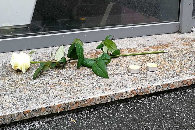 Vor einem Schaufenster liegt eine einz...se. Das Gedenken an die Opfer beginnt.  | Foto: Anika Maldacker