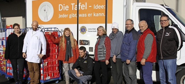 Spendenbergabe mit Vertretern von Tafel, Lions-Club und Edeka Schwrer   | Foto: Christane Franz