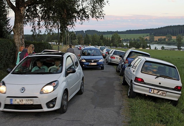 Verkehrschaos entlang der Seestrae in...nchmal bis an den Ortsrand zugeparkt.   | Foto: Lutz Rademacher