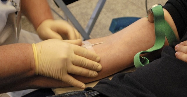 Eine Krankenschwester setzt bei Denny Wolek die Nadel zur Blutspende.  | Foto: Thomas Loisl Mink