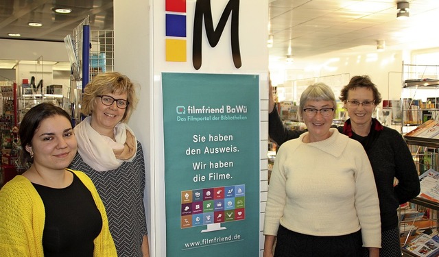 Anne Kalmbach (rechts) zeigte sich beg...eim Anbringen des neuen Plakates mit.   | Foto: Gerd Leutenecker