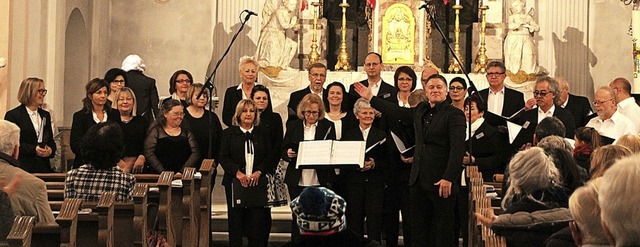 Chorleiter Reinhard S hatte mit dem ...lten sich mit besinnlichen Weisen ab.   | Foto: Yvonne Wrth