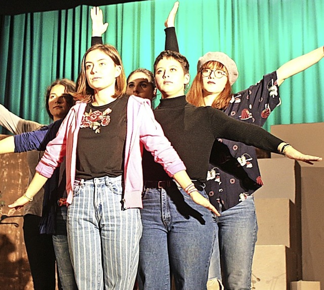 Im Schulmusical werden unterschiedlich...Geschichte Felicitas Kiefer (rechts).   | Foto: Anja Bertsch