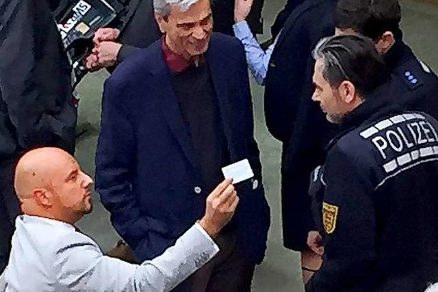Polizei begleitet AfD-Abgeordneten Stefan Räpple aus dem Landtag