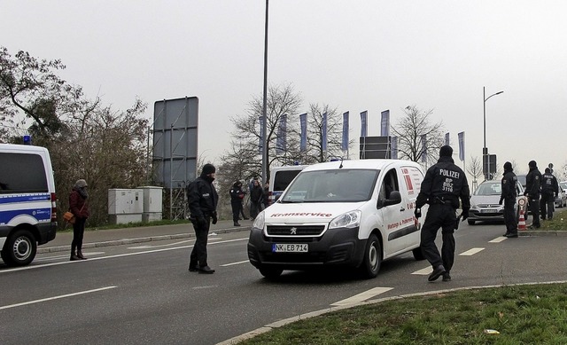 Ein starkes Polizeiaufgebot stand am M...r Grenze zwischen Kehl und Straburg.   | Foto: dvn
