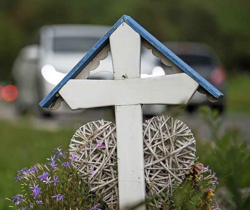 Kreuz f�r eine Unfalltote bei T�bingen   | Foto: dpa