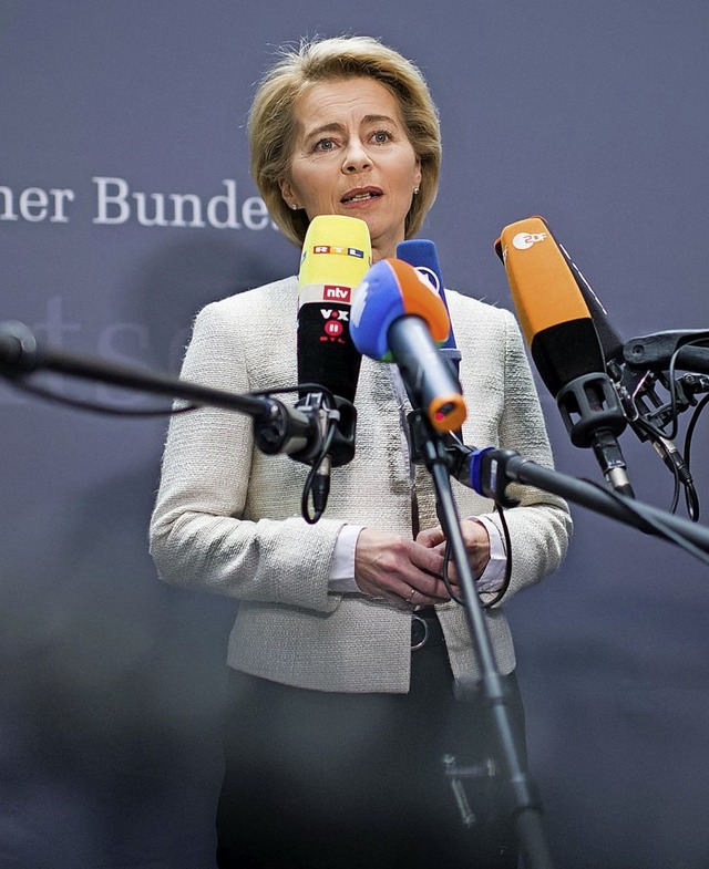 Verteidigungsministerin Ursula von der Leyen rumt Fehler ein.   | Foto: dpa