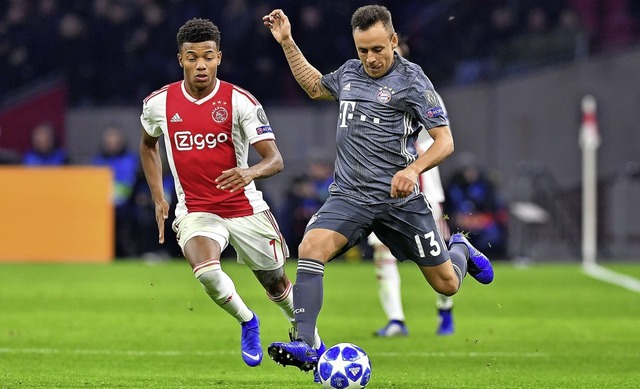 Verteidiger Rafinha (r.) vom FC Bayern, verfolgt vom Amsterdamer David Neres.   | Foto: AFP