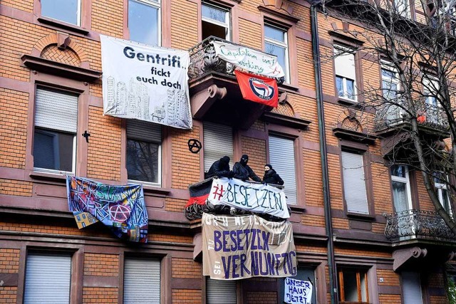 Die Polizei rumte das besetzte Haus im Sthlinger noch am Samstag.  | Foto: Thomas Kunz