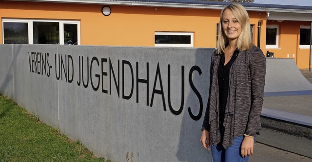Jana Riesterer vor ihrem Arbeitsort, dem Vereins- und Jugendhaus in Heitersheim   | Foto: Martin Pfefferle