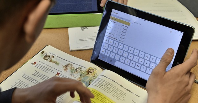 Arbeiten mit Tablets im Unterricht ist...inger Schulen noch eher die Ausnahme.   | Foto: dpa