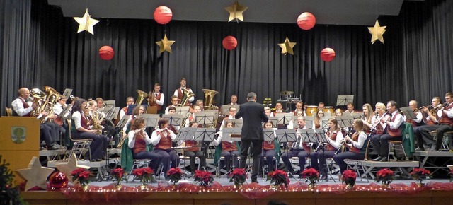 Stattliche Kulisse: der Musikverein Eschbach bei seinem Weihnachtskonzert   | Foto: Dagmar Dunkel