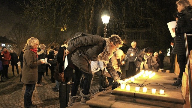 Die Frauen znden Kerzen vor der St.-Margarethen-Kirche an.   | Foto: Jana Fischer