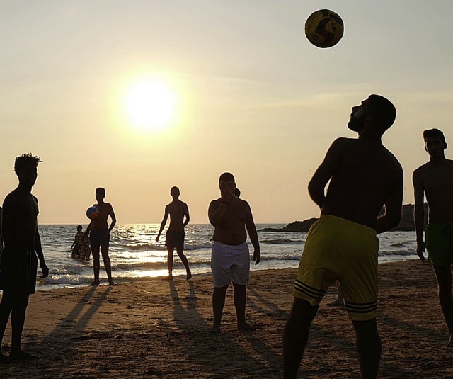 Die Sonne geht frher unter, das Strandgefhl ist das gleiche wie im Sommer.   | Foto: AFP