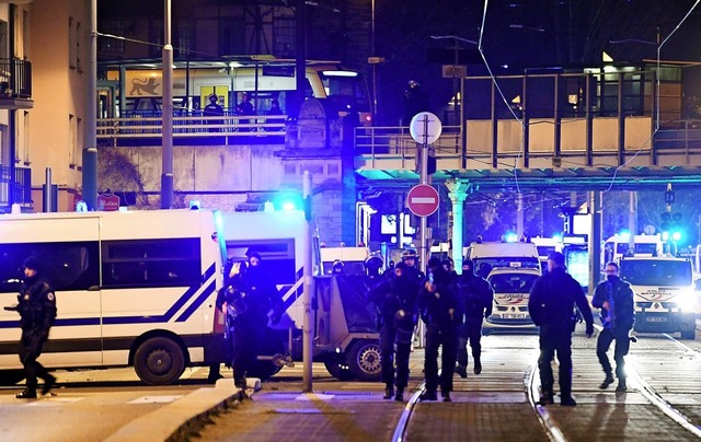Polizisten sperren am Donnerstagabend ...e Flucht des mutmalichen Attentters.  | Foto: afp