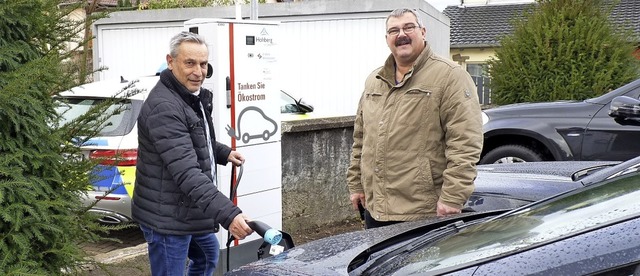 Brgermeister Klaus Jehle (links) und ...n Henninger an der neuen Tankstelle.   | Foto: Gemeinde
