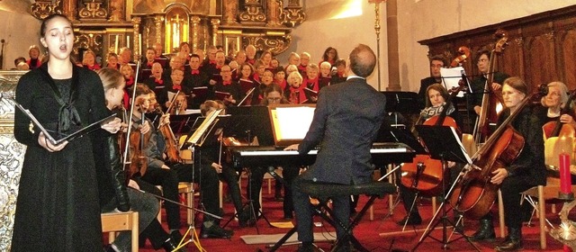 Der Gemeinschaftschor mit Orchester mi... Dirigenten Christian Nagel am Piano.   | Foto: Hartwig Kluge