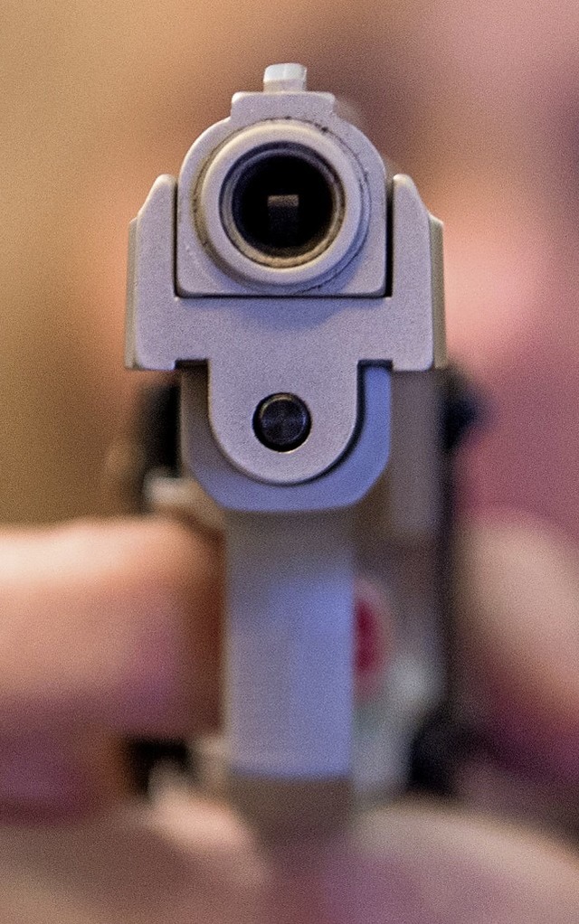 Die Pistole des Tters war nicht echt, sah aber so aus.    | Foto: Symbolbild: DPA