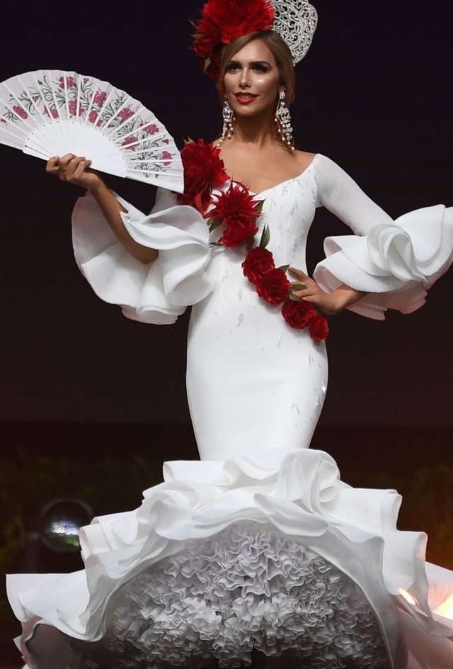 Angela Ponce gilt als eine der Favoritinnen beim Wettbewerb in Bangkok.   | Foto: AFP