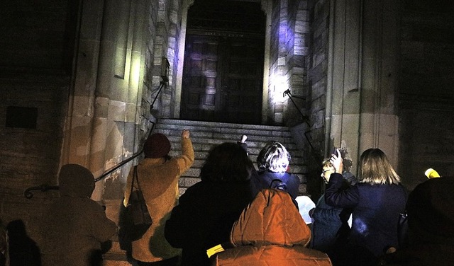 14 Frauen fanden am Mittwochabend kurz...e dunklen Ecken der Kirche zu bringen.  | Foto: Martha Weishaar