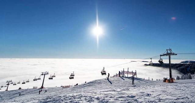 Skiwochenende auf dem Feldberg: Die ersten Lifte haben geffnet.  | Foto: dpa