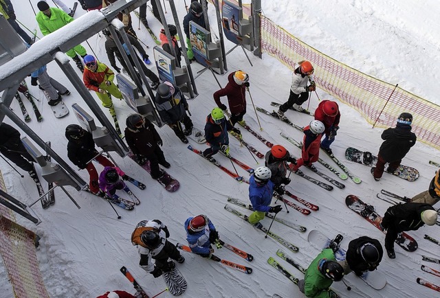 Einen Monat spter als im Vorjahr hat die Skisaison auf dem Feldberg begonnen.   | Foto:  dpa