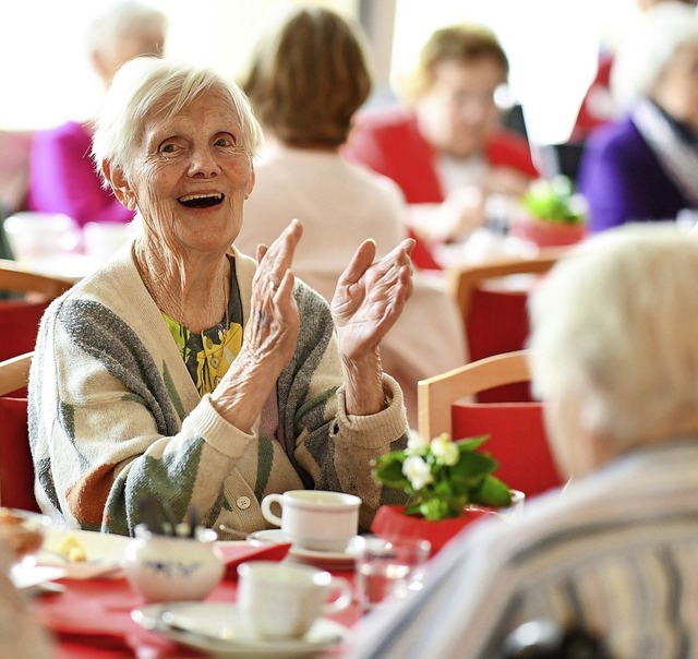 Seniorennachmittage bringen viel Arbei...Menschen, Gesprche und Abwechslung.    | Foto:  dpa