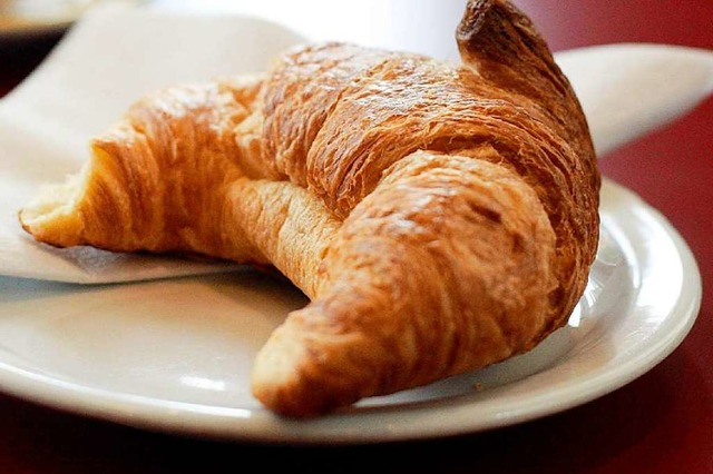 Zwar ohne Teller, aber direkt aus dem ...wei Croissants gefuttert (Symbolbild).  | Foto: dpa