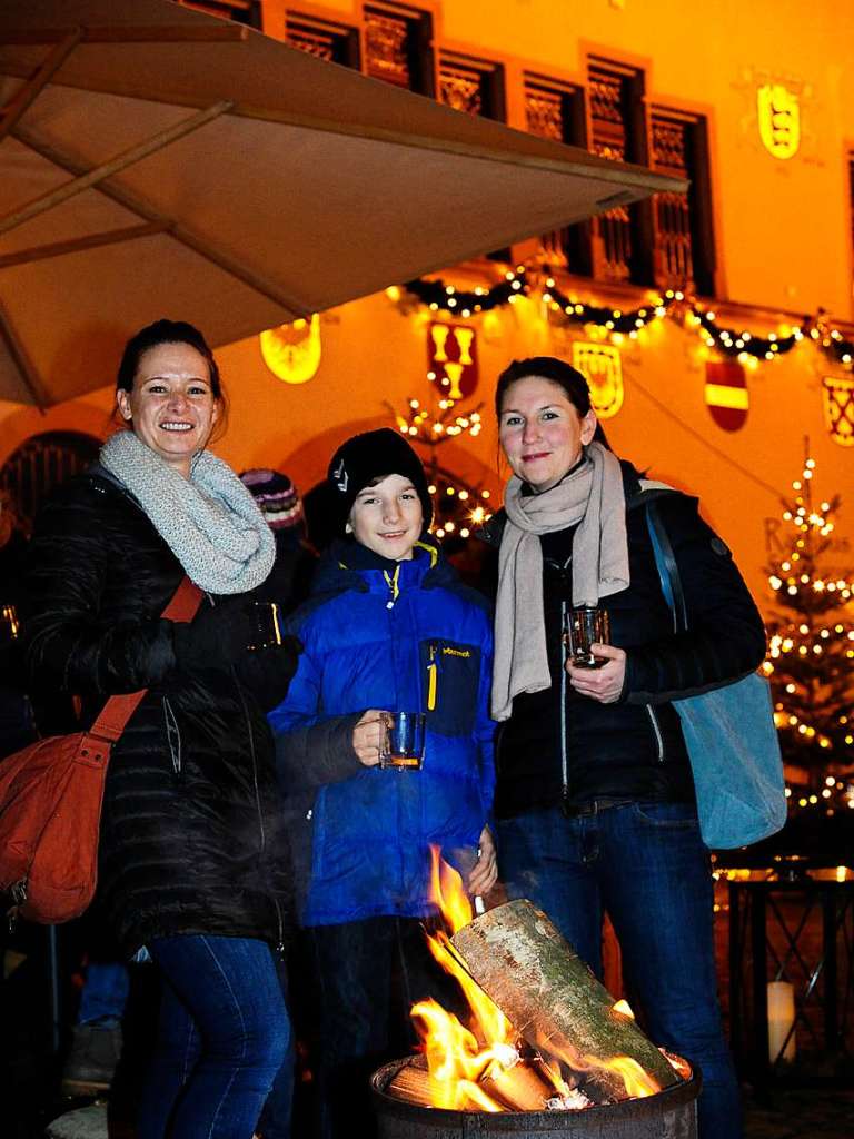 Es funkelte allenthalben, die Geschfte hatten geffnet und so war am Freitag- und Samstagabend bis in die spten Abendstunden einiges los in Staufen.