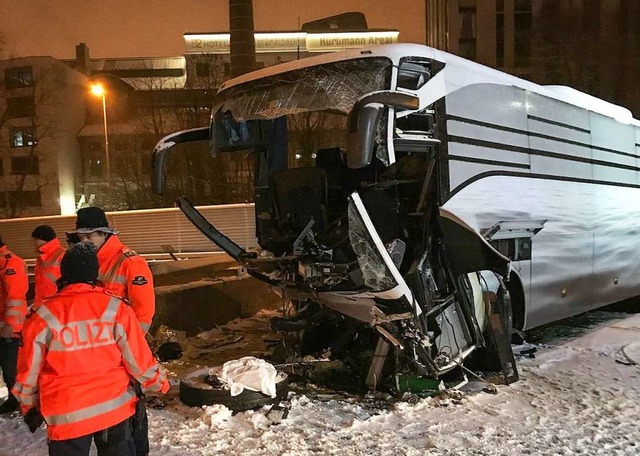 Ein Reisebus hatte einen schweren Unfall bei Zrich  | Foto: AFP