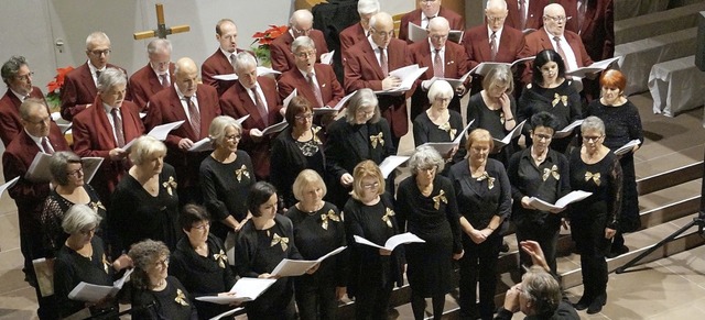 Beeindruckende Stimmflle boten Mnner...chor gemeinsam bei  Weihnachtsliedern.  | Foto: Hartenstein