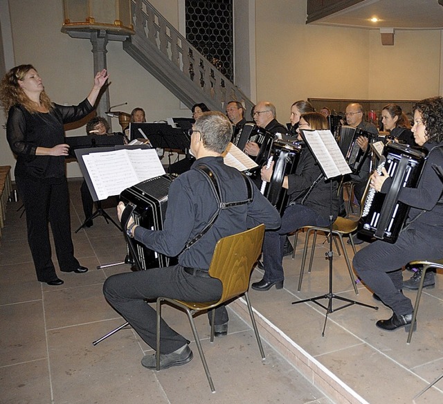 Das Akkordeonorchester spielte unter d...e Altweil ein anspruchsvolles Konzert.  | Foto: Ounas-Krusel