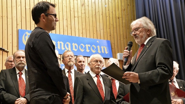 Eberhard Oberfell (rechts) verabschiedet Dirigent Krastin Nastev.  | Foto: Horatio Gollin