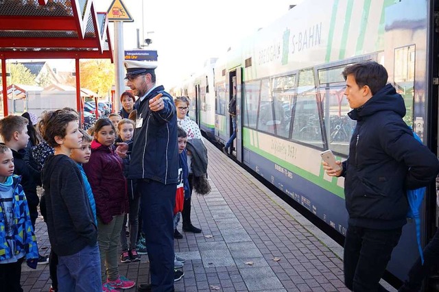 Das richtige Verhalten am Bahnsteig will erlernt sein.  | Foto: Julius Wilhelm Steckmeister