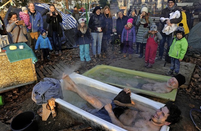 Sie gehen gensslich baden: Betreuer A...Schule, beim Badetag des Winterfests.   | Foto: Bettina Schaller