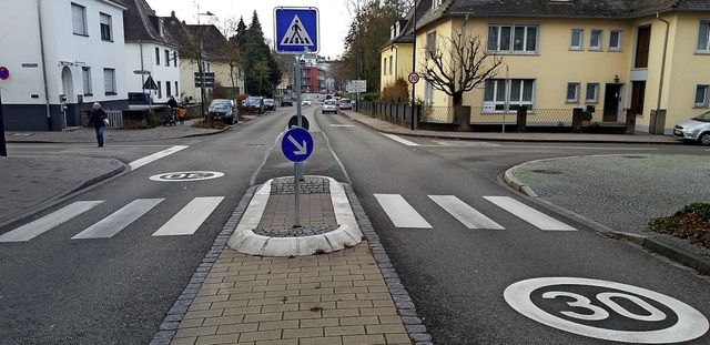 Die Stadt hat Markierungen auf der Fahrbahn angebracht.   | Foto: Stadt Lahr
