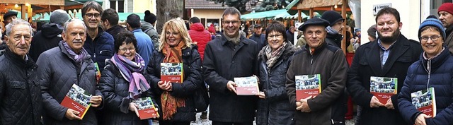 Auf dem Weihnachtsmarkt prsentierten die Initiatoren ihr neuestes Werk.   | Foto: Christa Rinklin