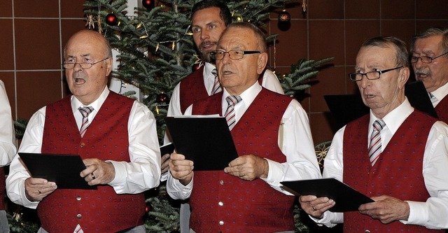 Der Mnnerchor Oberweier bei seinem Auftritt bei der Weihnachtsfeier   | Foto: Bettina Schaller