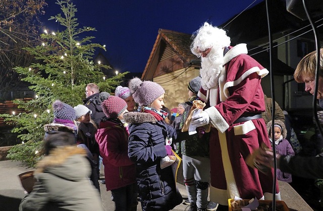 Ein Geschenk vom Nikolaus gab&#8217;s auch fr die Auggener Grundschulkinder..  | Foto: Beatrice Ehrlich