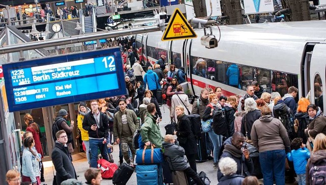 Die Deutsche Bahn und die Gewerkschaft EVG haben sich im Tarifkonflikt geeinigt.  | Foto: DPA