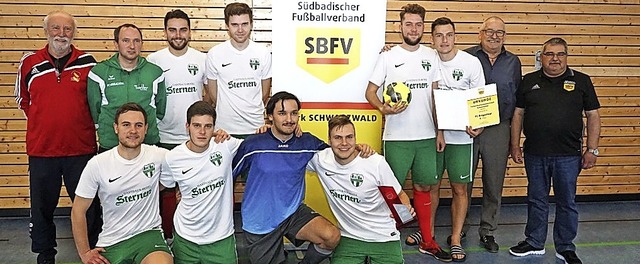 Die Fuballer des A-Kreisligisten FC B...fingen den Futsal-Bezirksmeistertitel.  | Foto: bchle