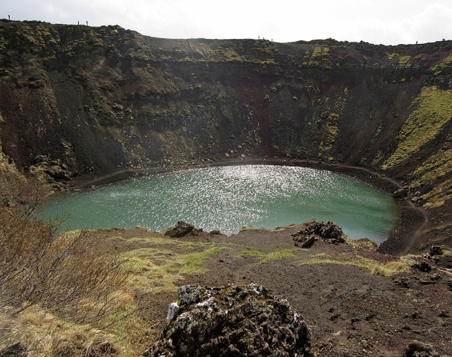 Zu Besuch auf Island: Blick in den Kra...nks) und auf einen Wasserfall (rechts)  | Foto: Timon Jehle