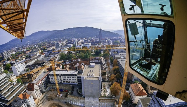 Dort, wo  ein Loch klafft, soll die neue Volksbank entstehen.   | Foto: Martin Lorenz/Volksbank Freiburg