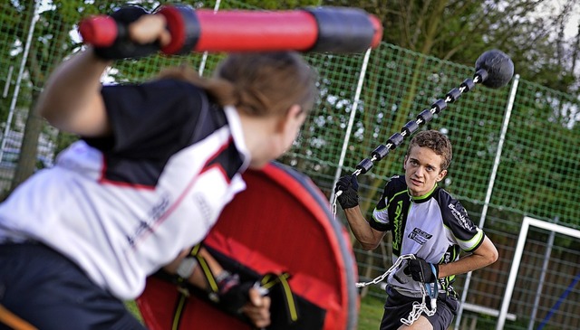 Jugger spielen mit Pompfen, Schild und Ketten Krieg.   | Foto: dpa