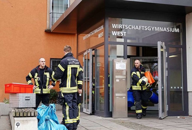 Wegen eines mglichen Gefahrgutunfalls...nasiums in Stuttgart evakuiert worden.  | Foto: dpa