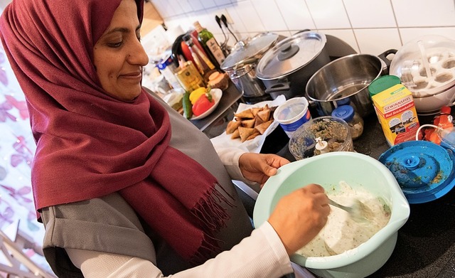 Eine glubige Muslima aus Berlin bereitet hier das Essen fr den Abend zu.   | Foto: dpa
