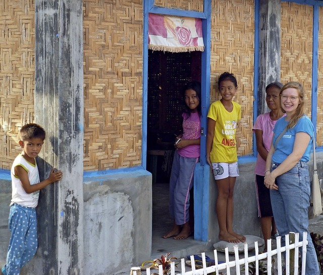 Caroline Hglin (rechts) vor einem Hau...den Philippinen gebaut werden konnte.   | Foto: Diakonie Katastrophenhilfe