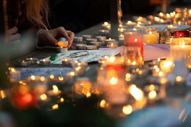 Zum Gedenken an die Opfer des Anschlag...haben die Menschen Kerzen aufgestellt.  | Foto: dpa